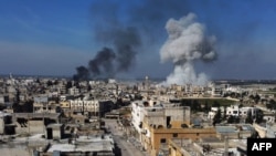 Halo de fumée sur la ville de Saraqib dans la partie orientale de la province d'Idlib, dans le nord-ouest de la Syrie, à la suite du bombardement des forces gouvernementales syriennes, le 27 février 2020. (Photo by Aref TAMMAWI / AFP)