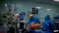 Enfermeras atienden a un paciente de COVID-19 en la unidad de cuidados intensivos del hospital Dr. Arnulfo Arias de Ciudad de Panamá. Julio 04 de 2020.