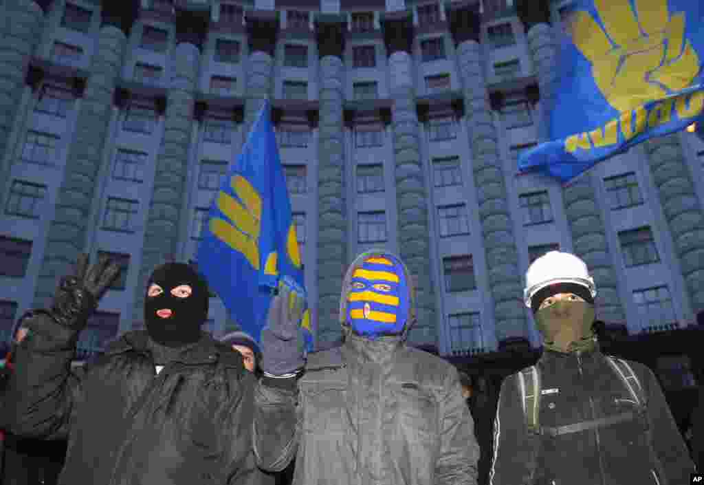 Protesters stand in front of Cabinet of Ministers' building in Kyiv, Dec. 2, 2013.