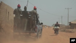 Des agents de sécurité patrouillent suite à un enlèvement dans le village de Janjala, au Nigeria, le 24 février 2017.