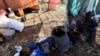 Para pengungsi dari Etiopia yang melarikan diri dari kawasan Tigray, duduk di tempat pengungsian di kamp Um-Rakoba di negara bagian Al-Qadarif, Sudan, 11 Desember 2020.