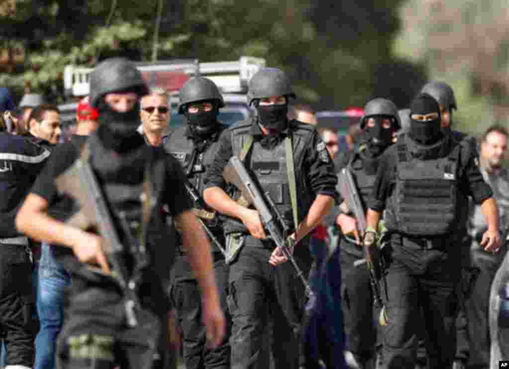 Les membres de la Garde nationale tunisienne prennent position dans la banlieue d’Oued Ellil de Tunis où une fusillade a eu lieu, en Tunisie, le jeudi 23 octobre 2014.