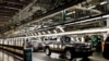 Archivo - Línea de ensamblaje en la planta de General Motors en Arlington, Texas.