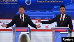 Gavana wa Florida Ron DeSantis (kushoto) na Viviek Ramaswamy, mfanyabiashara tajiri wakibishana wakati wa mdahalo wa pili wa chama cha Republican