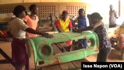 Des apprentis dans l'atelier à Ouagadougou, au Burkina Faso, le 3 octobre 2018. (VOA/Issa Napon)