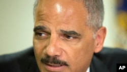 "Esta fiscal general y este Departamento de Justicia apoya al pueblo de Ferguson", dijo Holder.