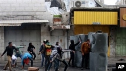 Warga Palestina dalam bentrokan dengan pasukan Israel di kota Hebron, Tepi Barat, menyusul kematian Arafat Jaradat, tahanan Palestina di penjara Israel. (AP/Nasser Shiyoukhi)