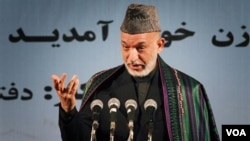 Presiden Afghanistan Hamid Karzai berpidato di Kabul pada hari Rabu.