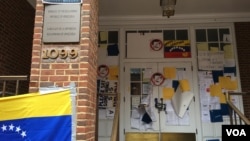 15 activistas del grupo estadounidense Code Pink se han tomado desde hace varios días la embajada de Venezuela en la capital.
