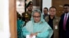 Mantan Perdana Menteri Bangladesh Sheikh Hasina tampak memeriksa jam tangannya saat menunggu giliran untuk menggunakan hak pilihnya di salah satu tempat pemungutan suara di Dhaka, Bangladesh, pada 7 Januari 2024. (Foto: AP/Altaf Qadri)