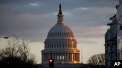 La Cámara de Representantes también aprobó, por votación de 251-169, un paquete de ayuda de 81.000 millones de dólares para las víctimas de los huracanes en Texas, Florida, Puerto Rico y otras partes del Caribe, así como en los cinco estados afectados por los incendios forestales.