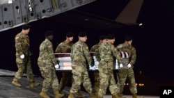 En esta imagen proporcionada por la Fuerza Aérea de los Estados Unidos, un equipo de transporte del Ejército transporta los restos del Sargento del Ejército.