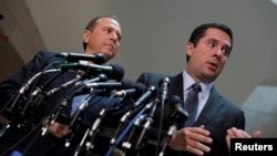 El Comité de Selección de la Cámara de Representantes de Inteligencia, Devin Nunes y el miembro de la División Adam Schiff, hablan con los medios de comunicación sobre la investigación en curso en Rusia sobre Capitol Hill, Washington, DC, 15 de marzo de 2017.