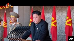 朝鲜领导人金正恩在劳动党70周年庆祝大会上讲话（资料图，2015年10月10日）