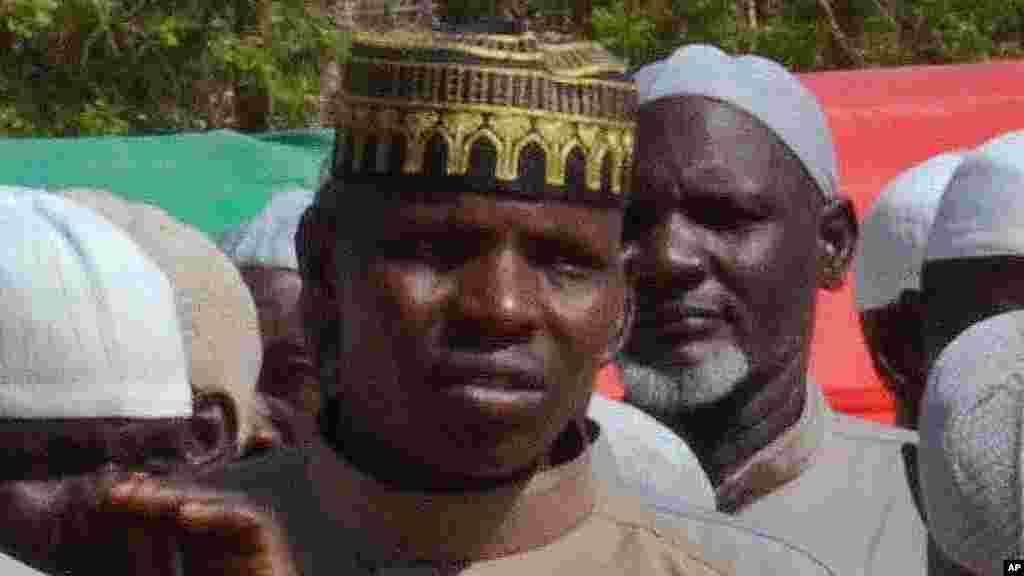 Rundunar sojojin Najeriya ta saki mutane 180 wadanda ta tsare har na tsawon shekaru 2 bisa zargin cewa 'yan kungiyar Boko Haram ne. Wadanda aka sako litinin a Maiduguri, babban birnin jihar Borno, sun hada da mazaje da mata dauke da jarirai da yara kanana.