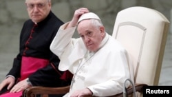 Le pape François arrive à la salle Paul VI pour son audience générale hebdomadaire, se tenant à distance des fidèles en raison de la maladie du coronavirus, au Vatican, le 21 octobre 2020. (Reuters)