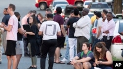 Ljudi se okupljaju kod ulaza u kampus Univerziteta Sjeverne Karoline u Charlotteu poslije pucnjave, 30. aprila 2019. (Foto: AP/Jason E. Miczek)