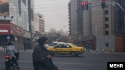این روزها بسیاری از شهروندان تهران با ماسک در شهر تردد می‌کنند.