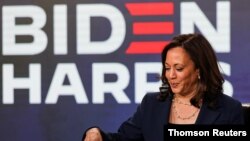 Los candidatos a la presidencia y vicepresidencia de EE.UU. por el partido demócrata, Joe Biden y Kamala Harris, respectivamente, firman los documentos para la nominación en Wilmington, Delaware.