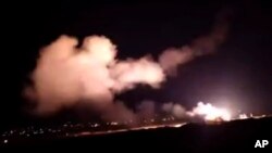 Esta captura de un video provisto por la agencia de noticias oficial siria SANA muestra misiles volando hacia el cielo cerca de Damasco, Siria, el martes 25 de diciembre de 2018. 