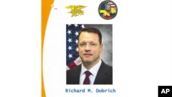 Esta imagen muestra una página del portafolio del Director regional de la DEA, Richard Dobrich, quien es el máximo funcionario de la Agencia antidrogas de EE.UU. en Colombia, y quien se está jubilando en medio de una investigación interna de presunta mala conducta, que incluye una queja anónima obtenida por AP que acusa a Dobrich de contratar prostitutas. Foto: Cortesía de Dobrich, via AP.