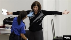 La oposición a los controles corporales llevó a la TSA a revisar algunos protocolos, aunque mantendrá los controles durante el Día de Acción de Gracias.