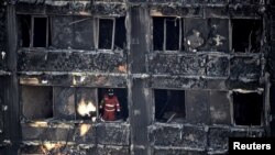 Un membre des service d'urgence dans la Tour Grenfell, à Londres, le 17 juin 2017.
