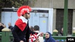 Warga Mesir merayakan mundurnya Mubarak di Lapangan Tahrir, Kairo.