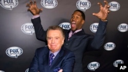 Regis Philbin (primer plano) y Michael Strahan bromean durante la fiesta de lanzamiento de la cadena Fox Sports 1.
