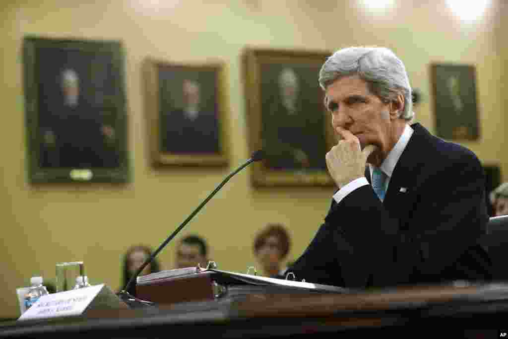 Menteri Luar Negeri AS John Kerry berhenti sejenak saat bersaksi di gedung Kongres (12/3). Kerry mengatakan ia akan terbang ke London untuk bertemu Menteri Luar Negeri Sergei Lavrov Jumat untuk membahas Ukraina.(AP/Charles Dharapak)