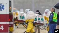 Le Dr Martin Salia à son arrivée dans un hôpital d'Omaha dans le Nebraska, samedi 15 novembre 2014, deux jours avant son décès
