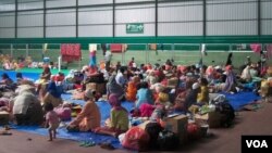 Anggota kelompok Syiah mengungsi di Gedung Olahraga di Sampang, Madura, setelah mengalami serangan. (Foto: VOA/Petrus Riski) 