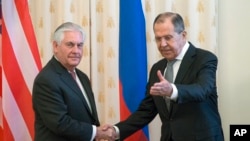 Le secrétaire d'Etat Rex Tillerson et le Russe Sergey Lavrov se salue avant leur rencontre à Moscou, Russie, le 12 avril 2017.

