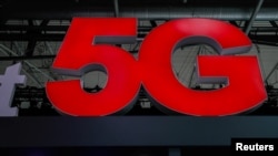 在西班牙巴塞罗那举行的世界移动通信大会上5G的标识。（2018年10月30日）