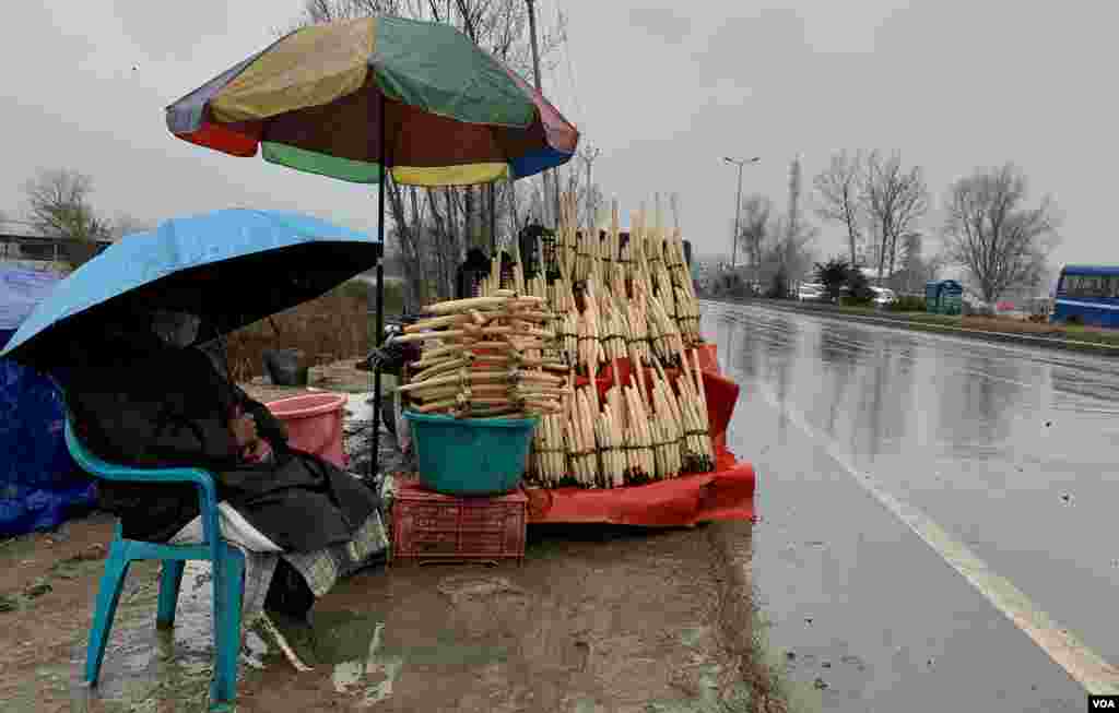 ندرو کو گوشت سمیت مختلف ڈشز میں استعمال کیا جاتا ہے اور کشمیری اسے رغبت سے کھاتے ہیں۔ 
