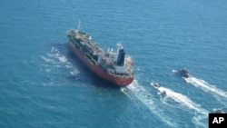 Kapal Hankuk Chemi yang disita dan dikawal ketat oleh dikawal oleh kapal Pengawal Revolusi Iran di Teluk Persia, 4 Januari 2021. (Tasnim News Agency via AP)