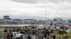 FOTO FILE: Anggota keluarga narapidana berdiri di luar penjara Cotopaxi No 1 di mana beberapa orang terbunuh dan terluka selama kerusuhan, di Latacunga, Ekuador 4 Oktober 2022. REUTERS/Karen Toro/File Foto