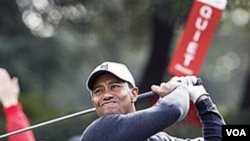 Tiger Woods berkunjung ke Thailand untuk melakukan turnamen amal bagi korban banjir.