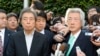 2014年1月14日，两位前日本首相小泉纯一郎（右）与细川护熙（左）在东京被记者包围。他们对现任首相安倍晋三的核政策提出挑战。