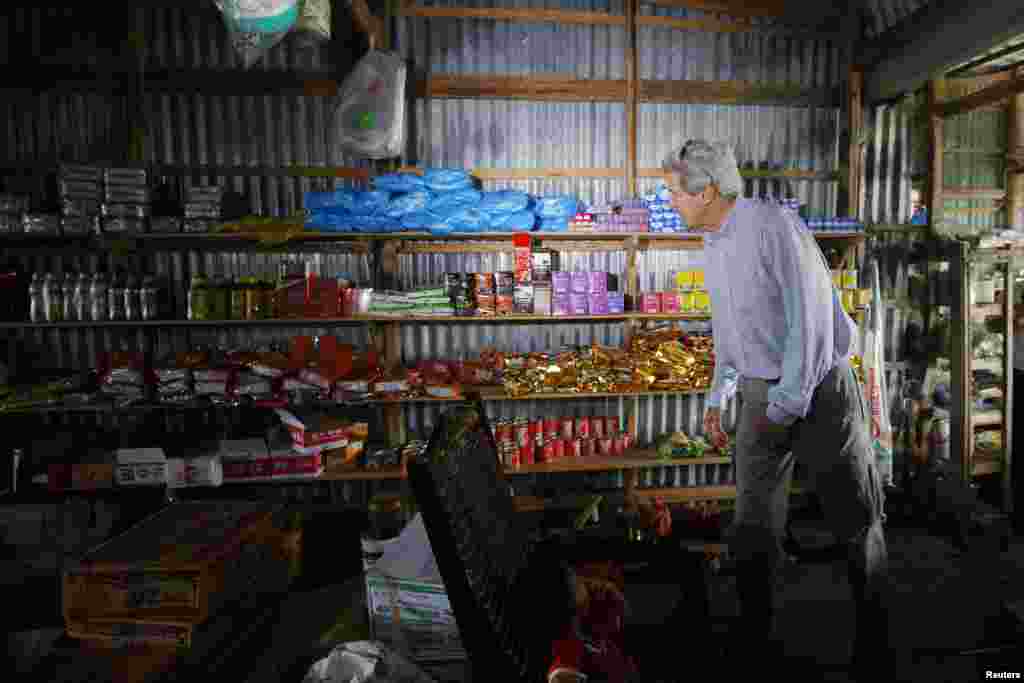 Menteri Luar Negeri Amerika John Kerry mengunjungi sebuah toko di pinggir delta sungai Mekong, Vietnam, 15 Desember 2013.