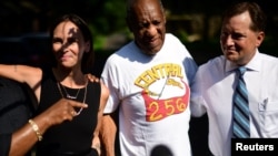 Bill Cosby disambut di luar rumahnya setelah pengadilan tertinggi Pennsylvania membatalkan hukuman penyerangan seksualnya dan memerintahkan dia segera dibebaskan dari penjara, di Elkins Park, Pennsylvania, AS, 30 Juni 2021. (REUTERS/Mark Makela)