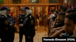 Les filles venant au cinéma au Caire sont maintenues derrière des clôtures et gardées par des femmes policières pour les protéger du harcèlement sexuel.