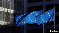 Bendera Uni Eropa berkibar di luar kantor pusat Komisi Eropa di Brussels, Belgia, 12 December 2019. (Foto: Reuters)
