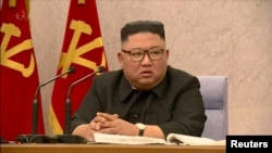 El líder norcoreano Kim Jong Un durante una reunión del Comité Central del Partido de los Trabajadores el 12 de febrero de 2021.
