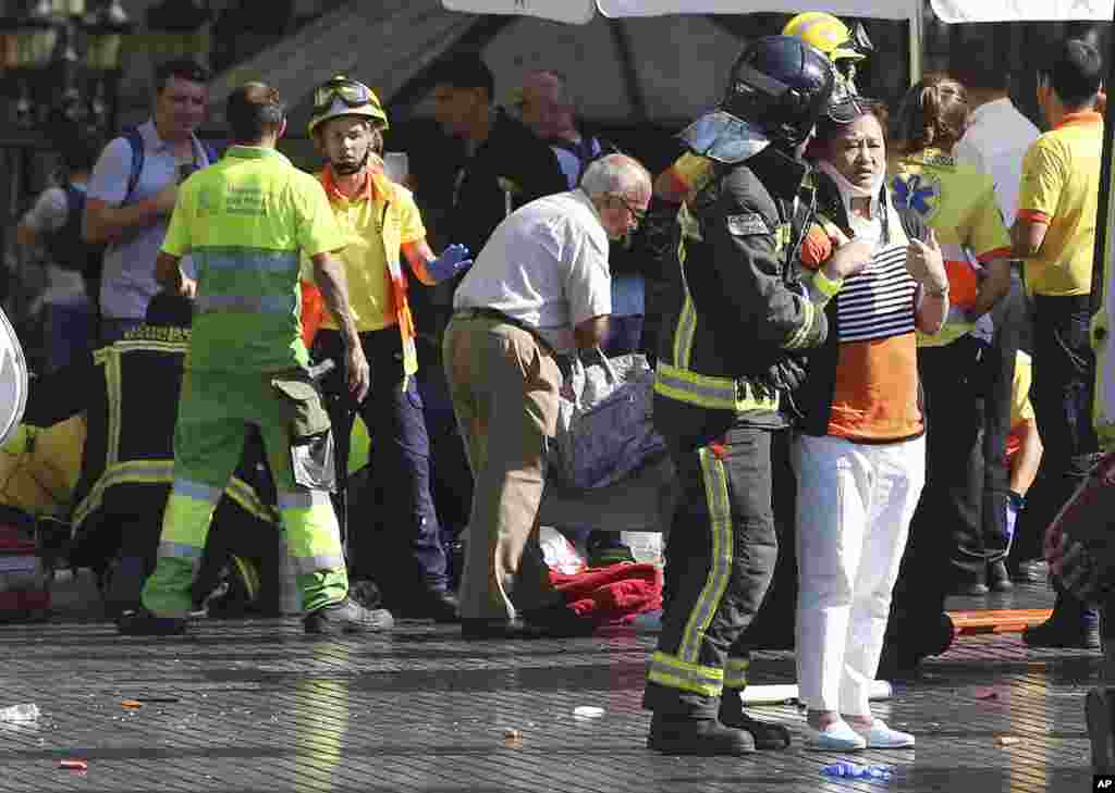Paramédicos atienden a heridos en Barcelona, España, luego que una van atropellara a peanos en el histórico distrito de Las Ramblas. 