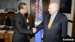 Monseñor Fabio Colindres, obispo castrense en El Salvador, saluda al secretario general de la OEA, José Miguel Insulza, durante su visita el 8 de mayo de 2012. [Foto: OEA].