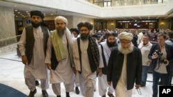 Mullah Abdul Ghani Baradar, pemimpin politik tertinggi kelompok Taliban (ketiga dari kiri), tiba dengan anggota delegasi Taliban lainnya untuk mengadakan pembicaraan di Moskow, Rusia, 28 Mei 2019. (Foto: dok). 