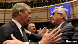 El presidente de la Comisión Europea, Jean-Claude Juncker, dio la bienvenida al líder británico del Brexit, Nigel Farage,