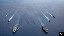 Kapal induk AS, USS Ronald Reagan (CVN 76) dan USS Nimitz (CVN 68) Carrier Strike Groups di Laut Cina Selatan, Senin, 6 Juli 2020. (Foto courtesy: Angkatan Laut AS)