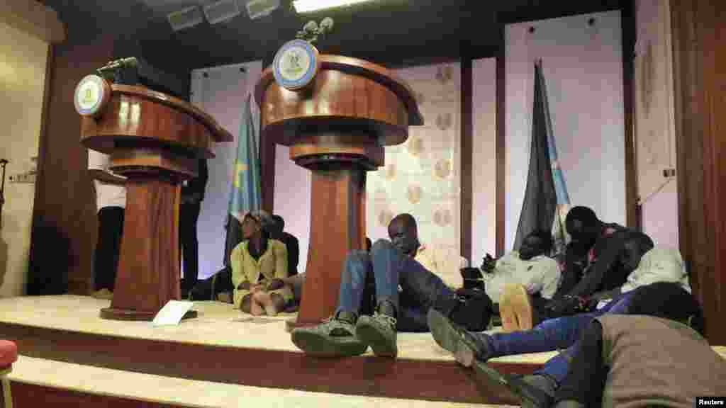 Des journalistes sur le podium avant le début de la conférence de presse tenue par le président Salva Kiir, le premier vice-président Riek Machar et d'autres représentants du gouvernement à Juba, Soudan du Sud, 8 juillet 2016.